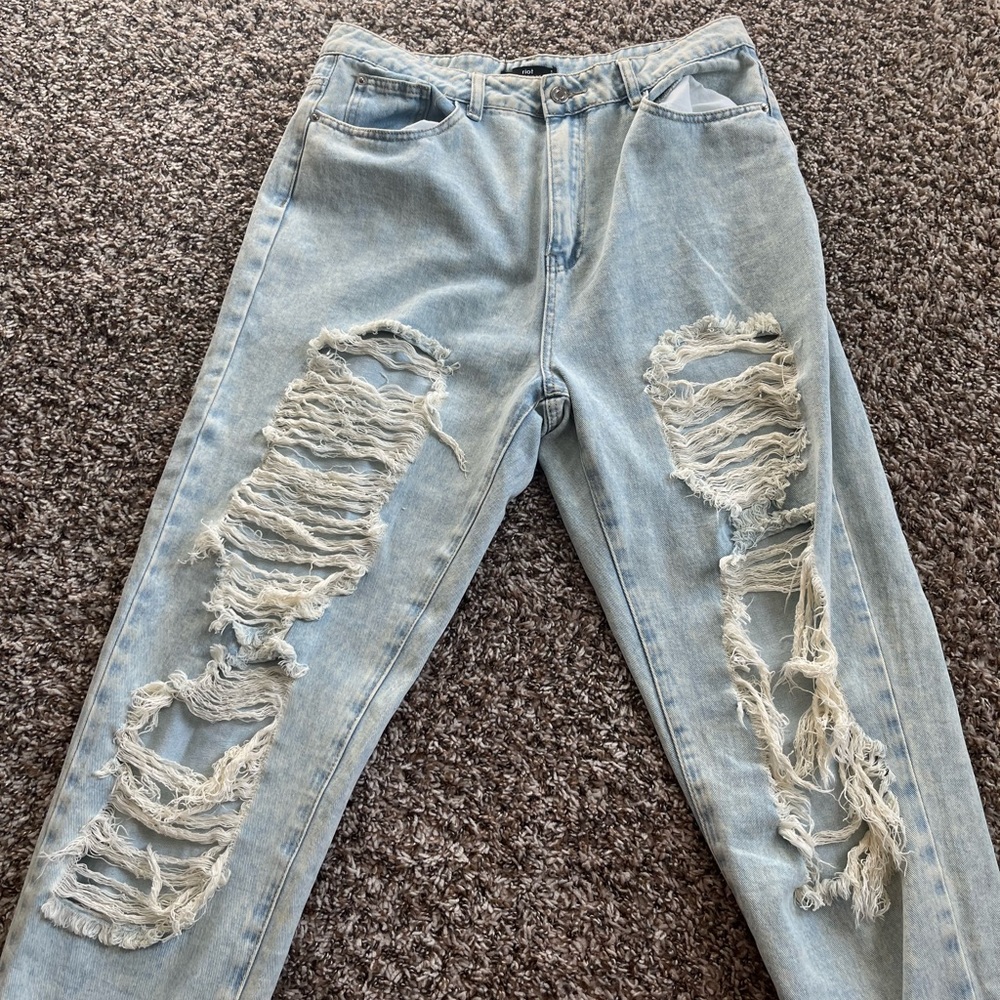 MISSGUIDED ripped light wash mom jeans